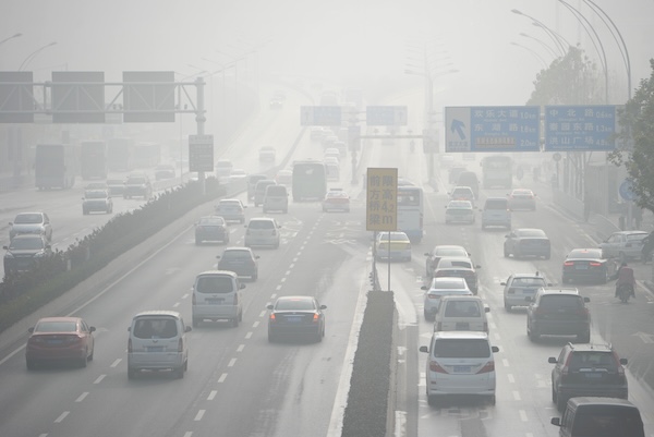 摄图网_700794707_车辆在大雾笼罩的城市主干线行驶(企业商用).jpg 摄图网_700794707_车辆在大雾笼罩的城市主干线行驶(企业商用).jpg